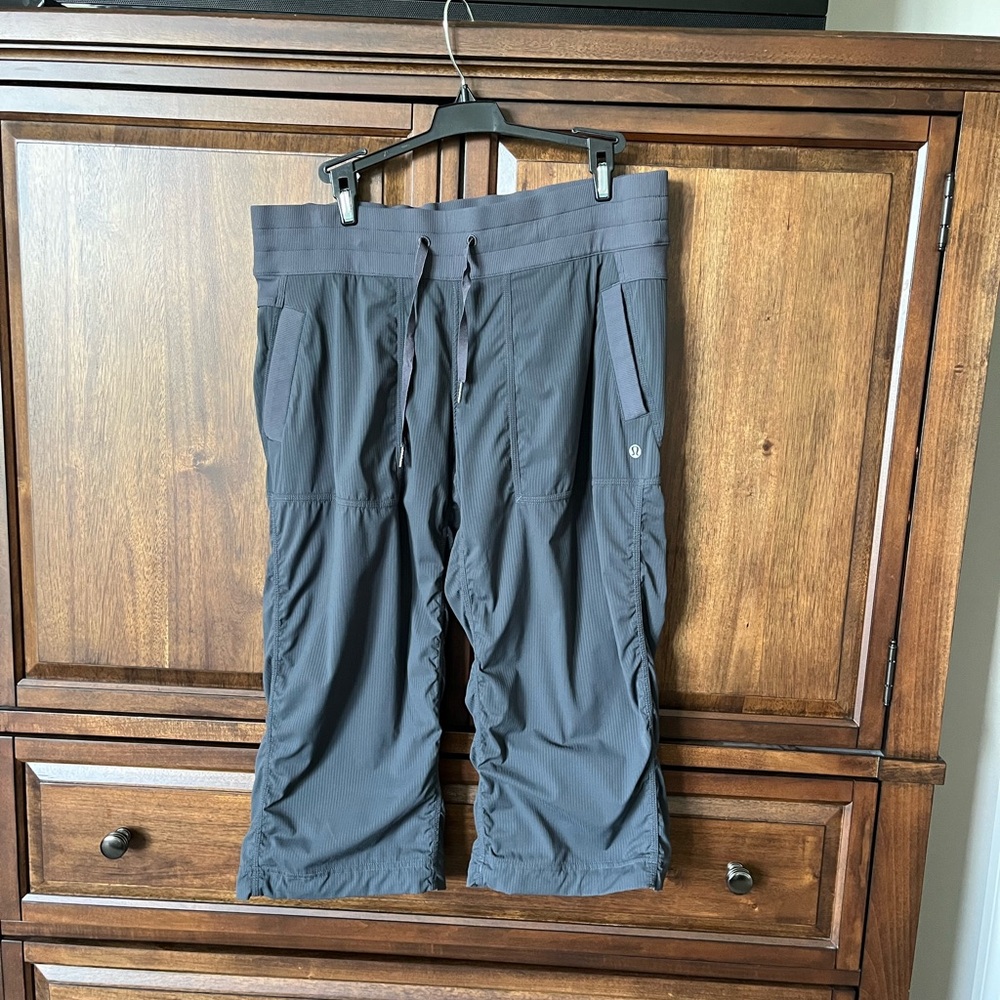 LULULEMON DANCE STUDIO CROPS  SZ. 10 GREY   EUC